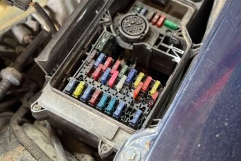 Де знаходиться запобіжник в машині