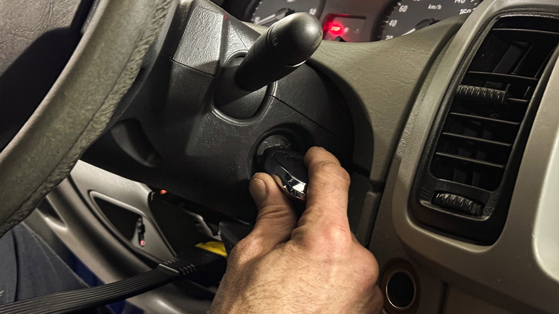 Панель приборов горит а стартер не крутит