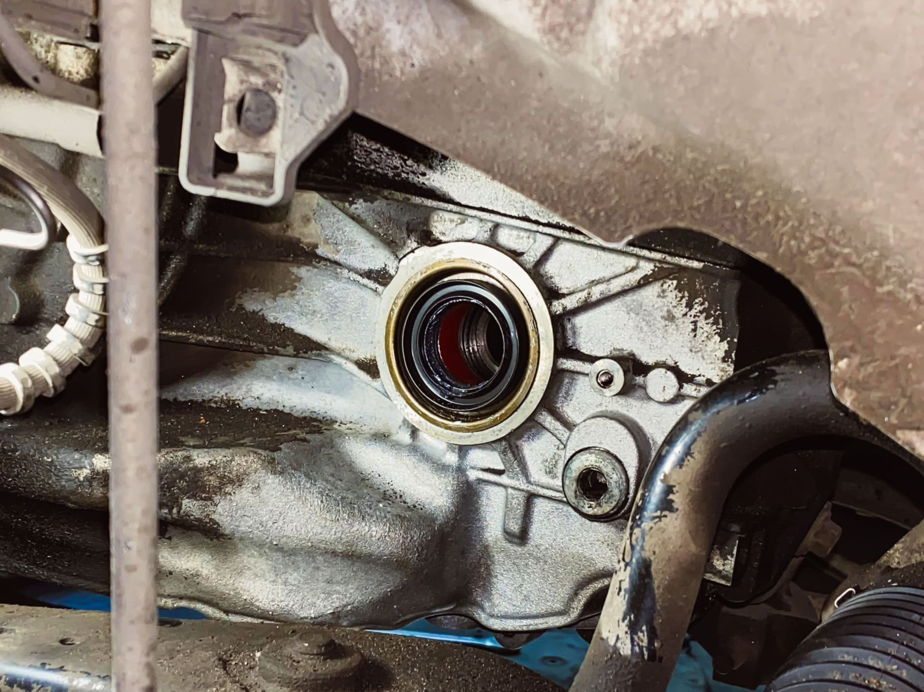 Замена сальника привода коробки передач