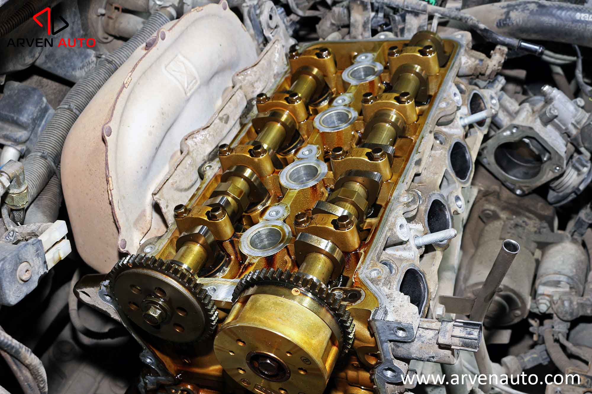 Для регулировки тепловых зазоров клапанов толкателями нужно существенно разобрать двигатель.