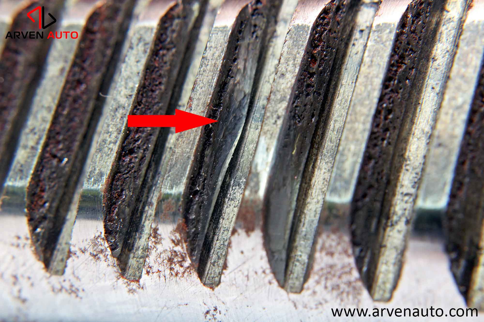  На фотографии одна из основных неисправностей рулевого вала – разбитый зуб (показан стрелкой). Это происходит, если рейка не отрегулирована либо износились втулки.