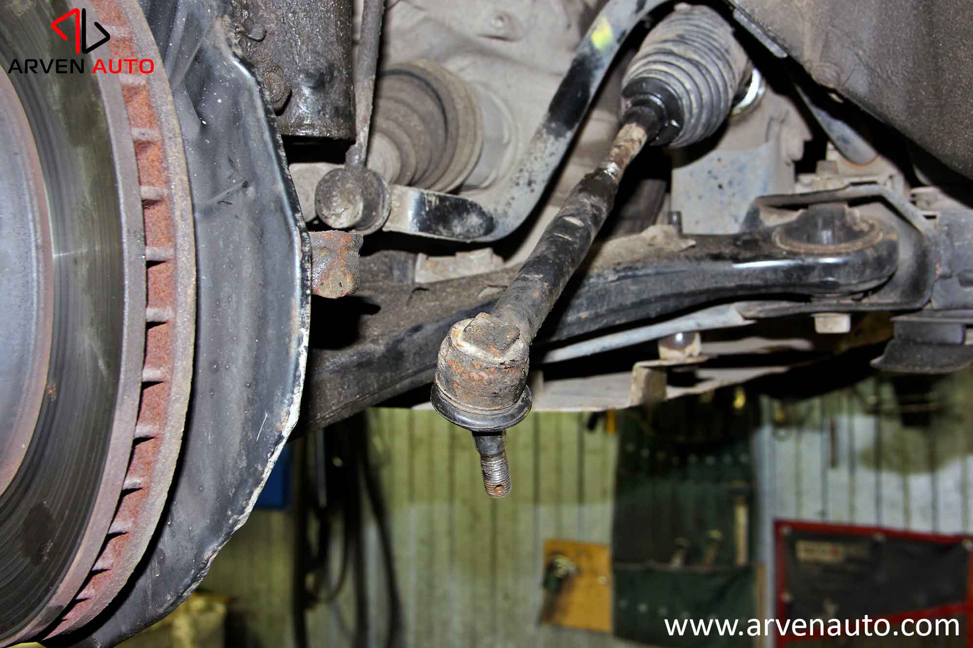 Замена рулевого наконечника – наконечник отсоединен от поворотного кулака, теперь его надо снять с рулевой тяги.